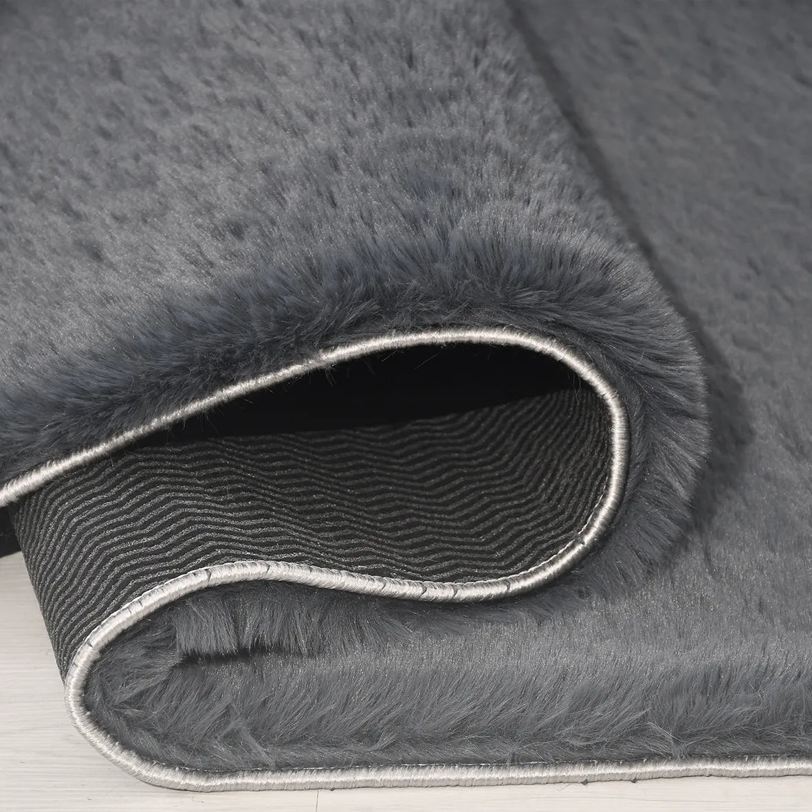 Antrasit Tavşan Poly Peluş Halı - Ekstra Yumuşak ve Kaymaz
